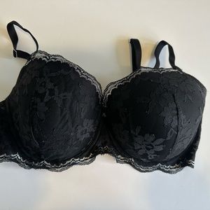 LIKE NEW 36DD Victoria’s Secret lightly lined underwire bra. Worn once.
